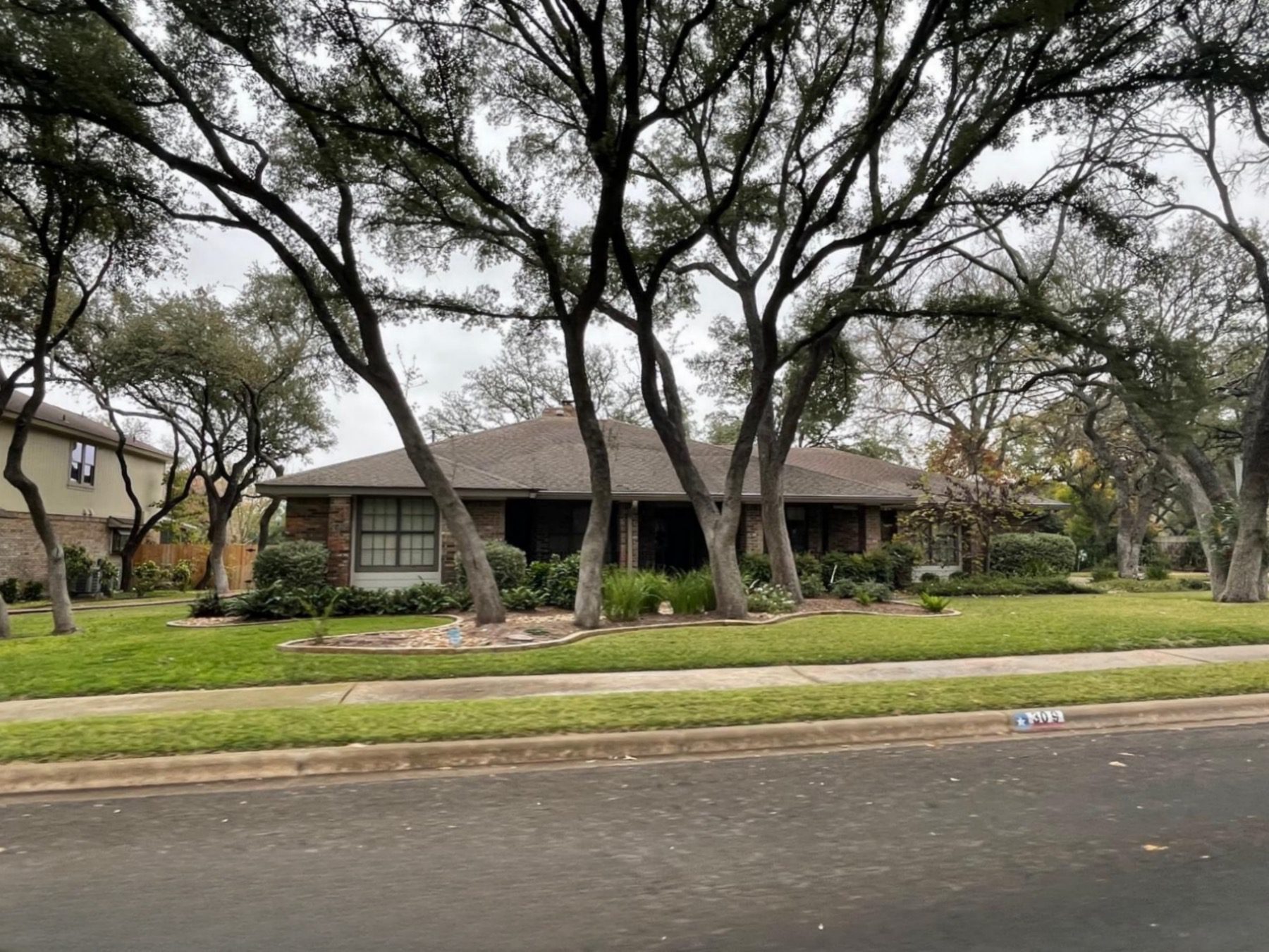mature trees home in river ridge georgetown