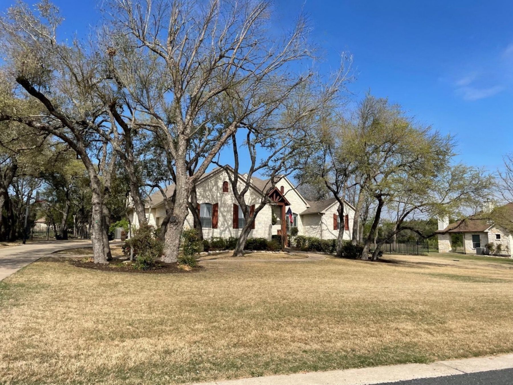 quarry lake estates white stone home in liberty hill tx