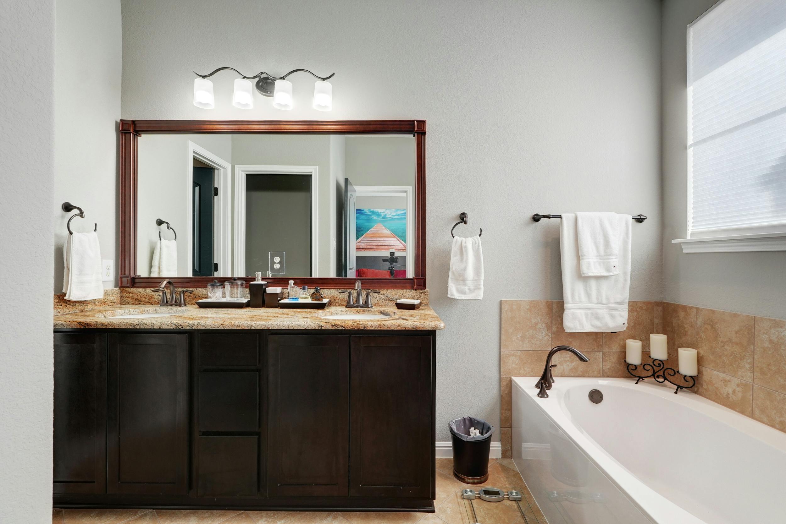 7517 Colina Vista A Austin owners bath with soaking tub
