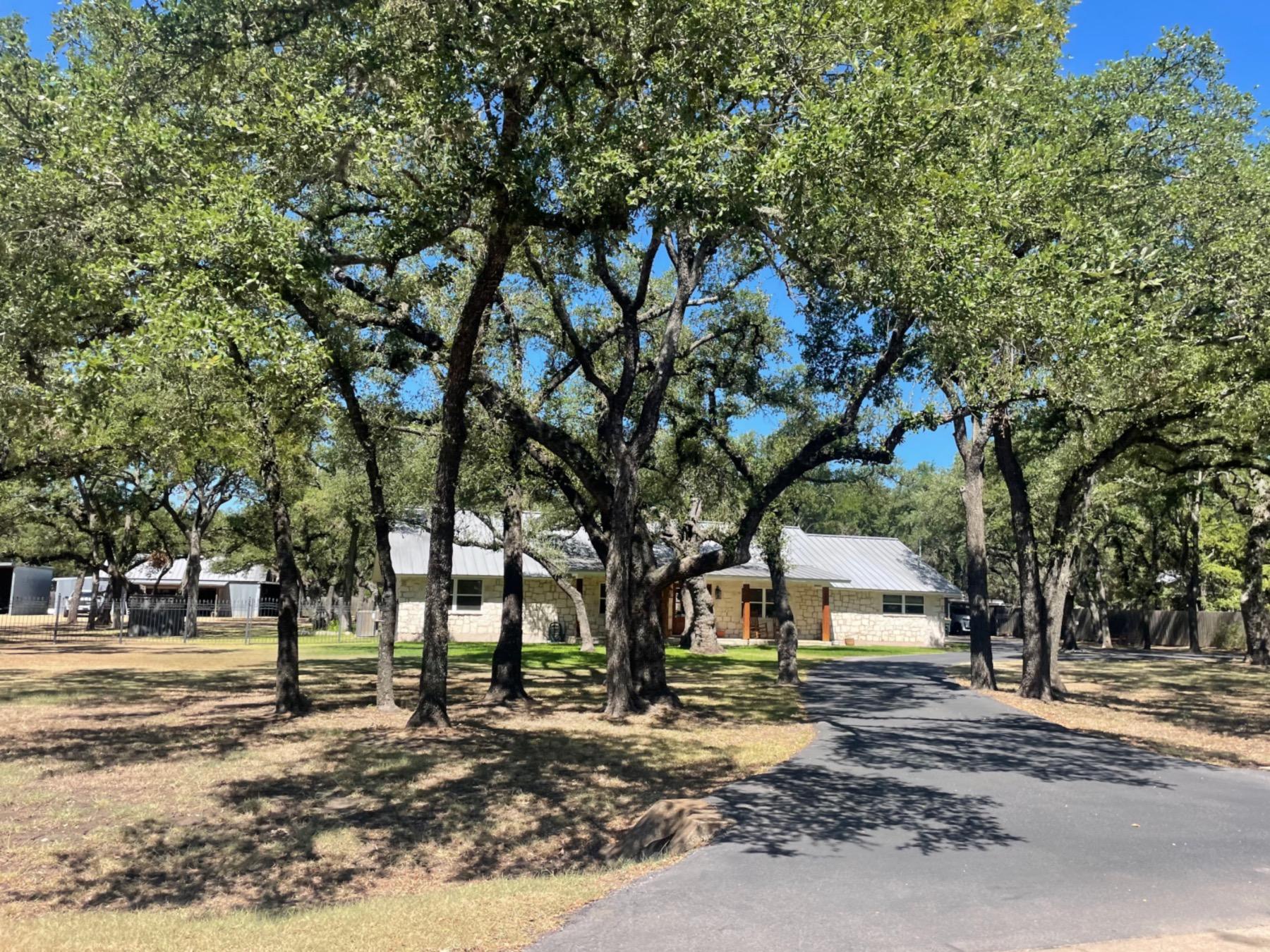 oxbow trails home with long driveway buda tx