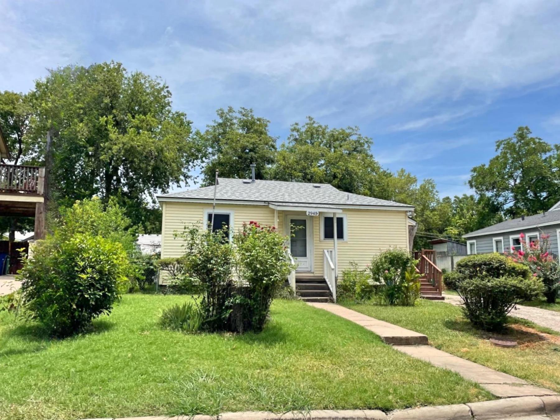 Austin heights yellow home 78722