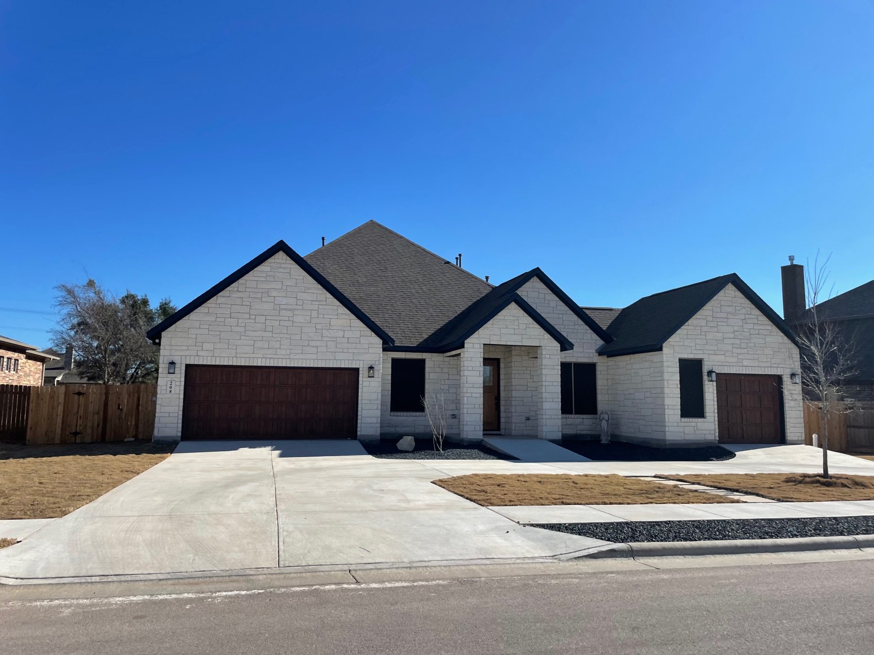 Thousand Oaks cedar park home separated garages