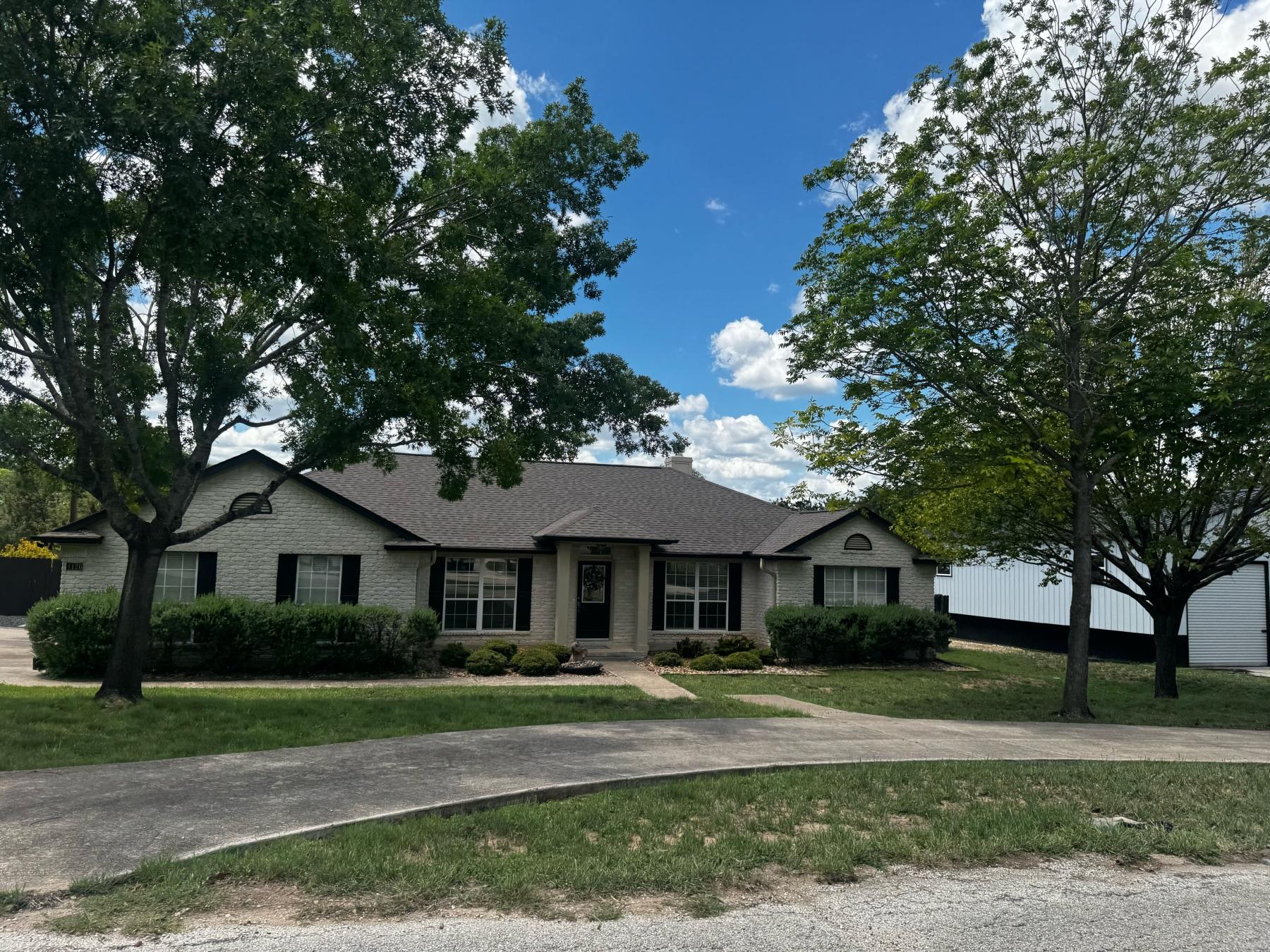 home in lago vista estates circle driveway