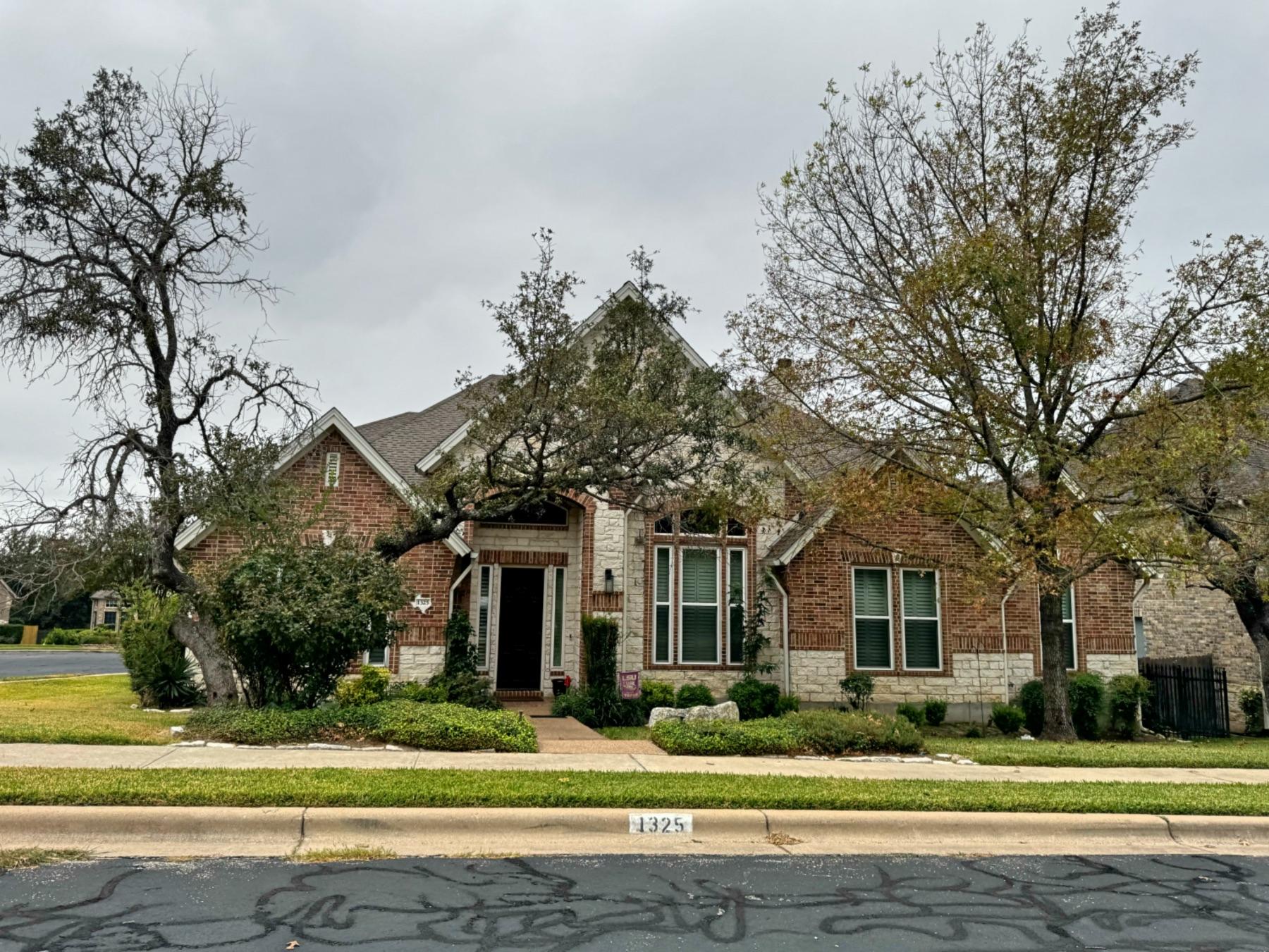 Lake Forest luxury home on corner lot Round Rock