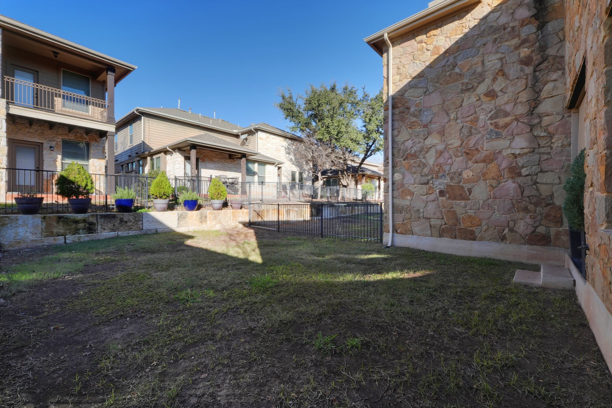 7517 colina vista A Austin fully fenced backyard