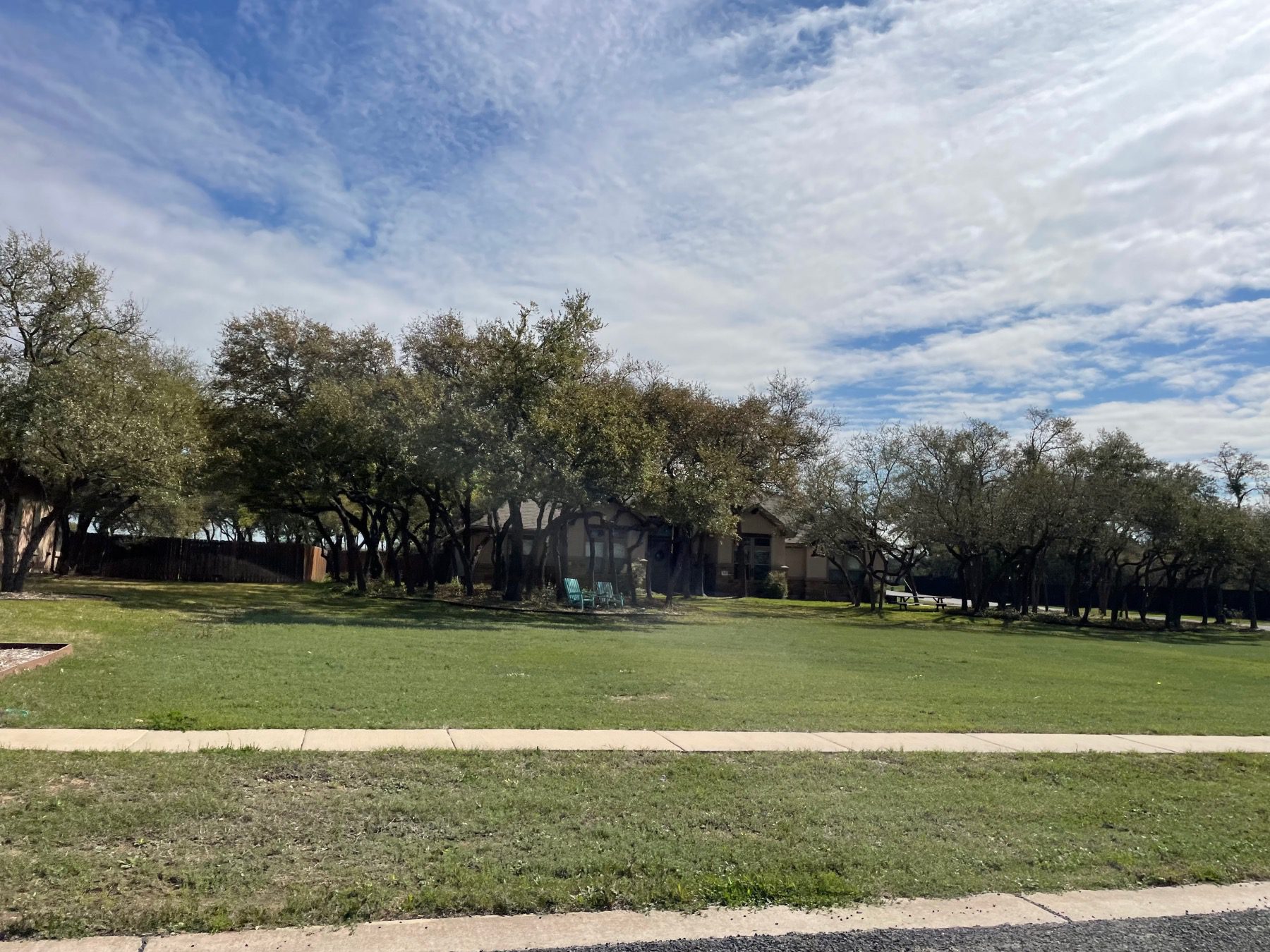 cierra vista libre hill one story home with seating area