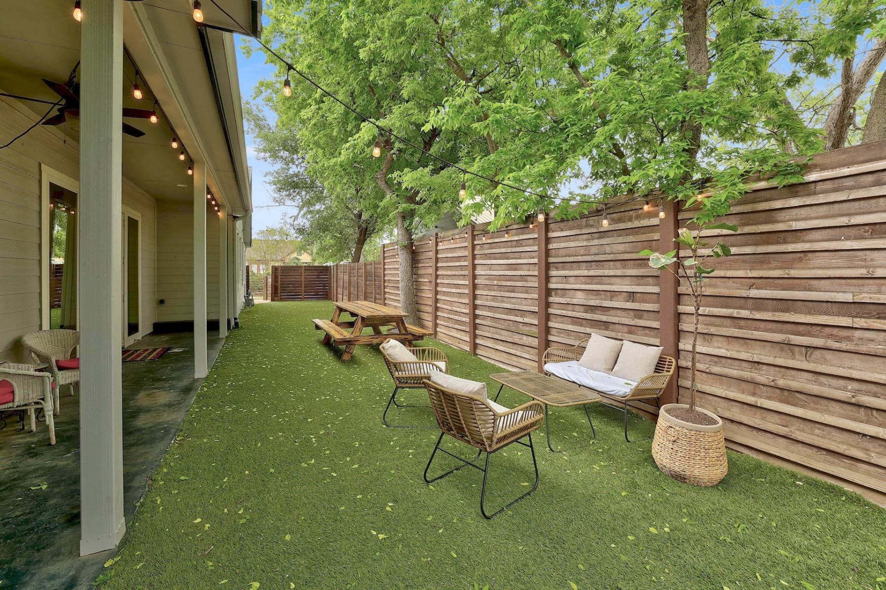 Hyde Park Austin TX backyard with turf grass and outdoor entertaining area