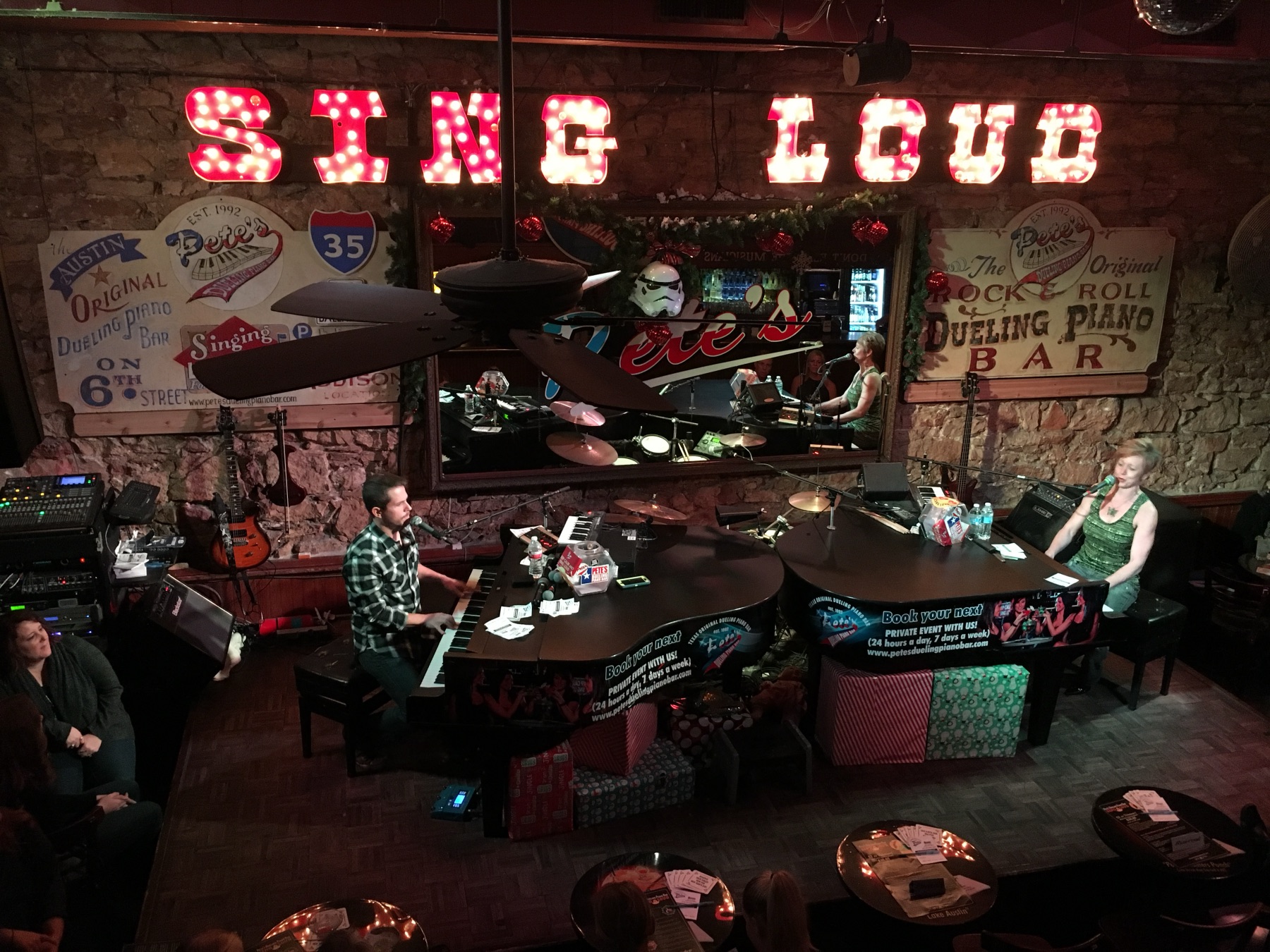 Pete's dueling piano bar 6th street nightlife