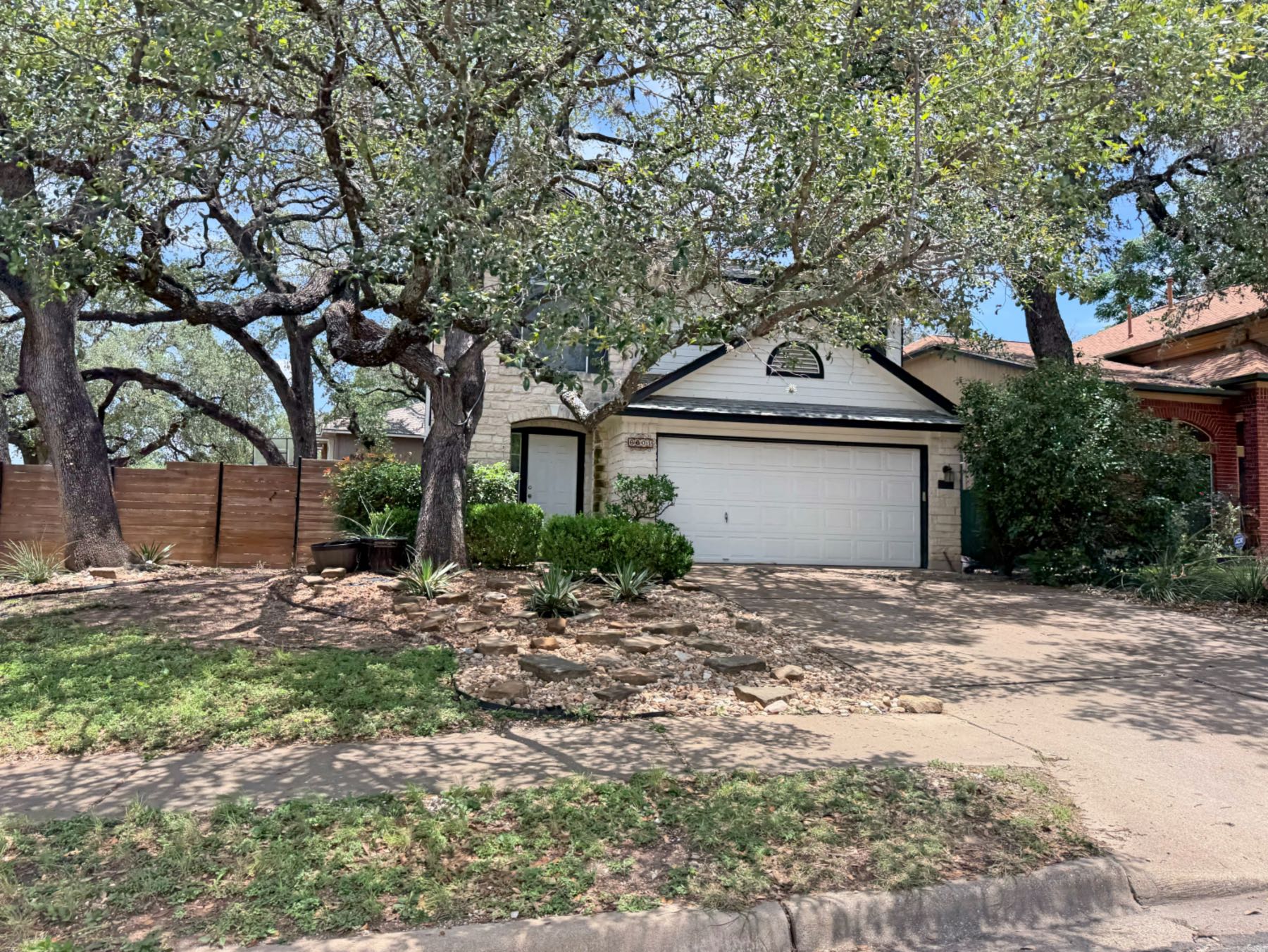 Parkwood Austin TX 78748 home with xeriscape front yard landscaping and mature live oak trees