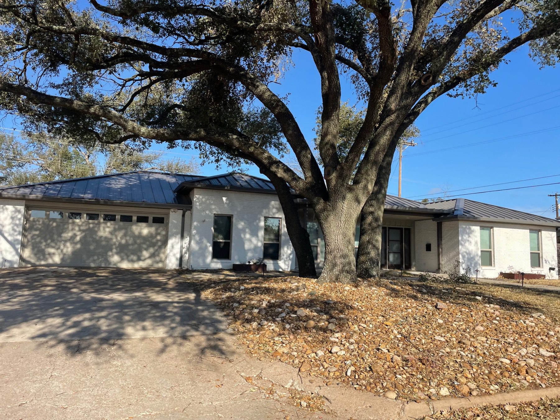 mesa oaks one story home with mature tree