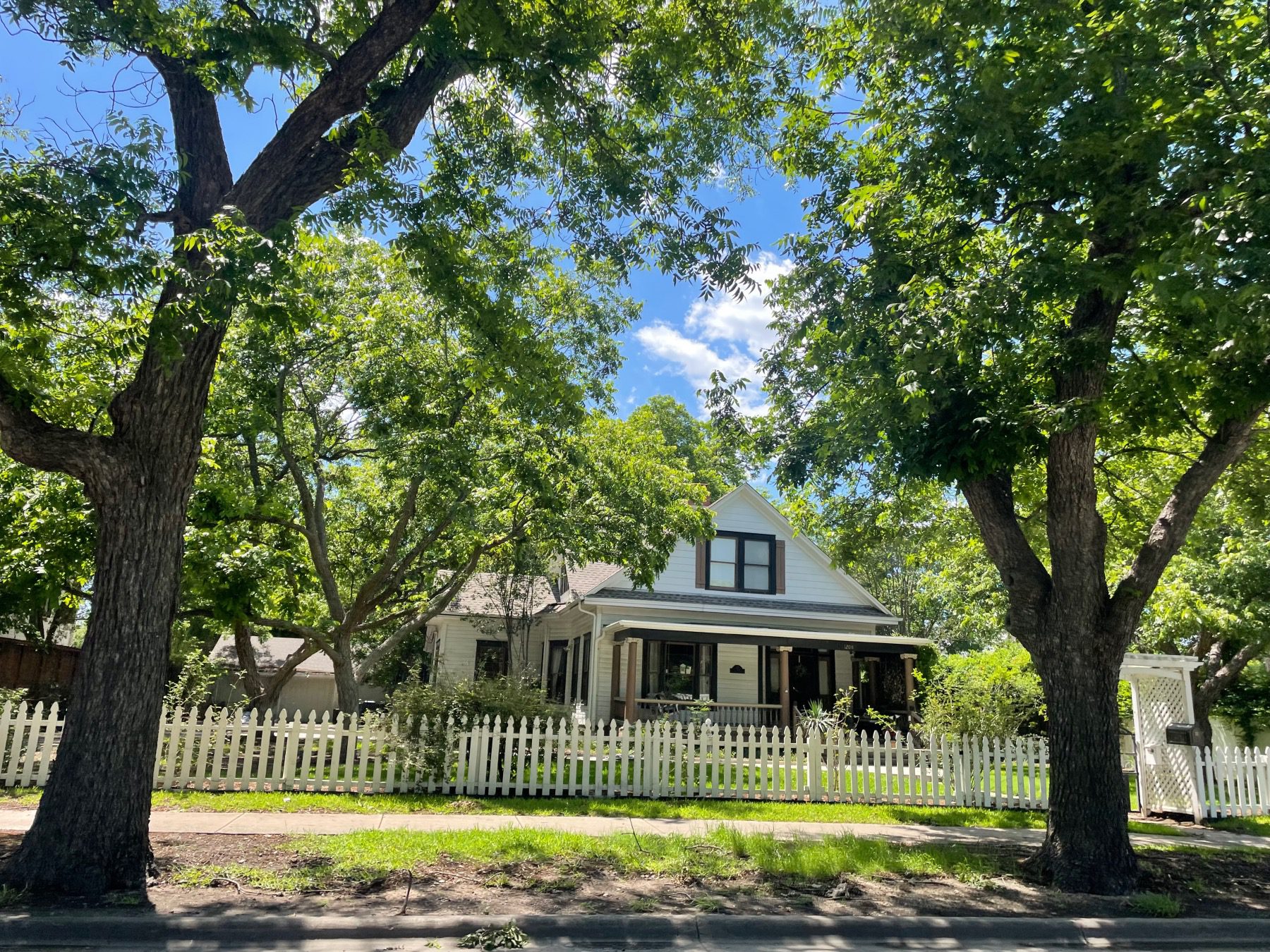 historic home in Georgetown near square with picket fence