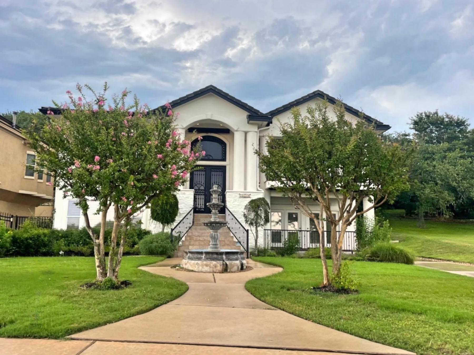 luxury home in lakeway edgewater