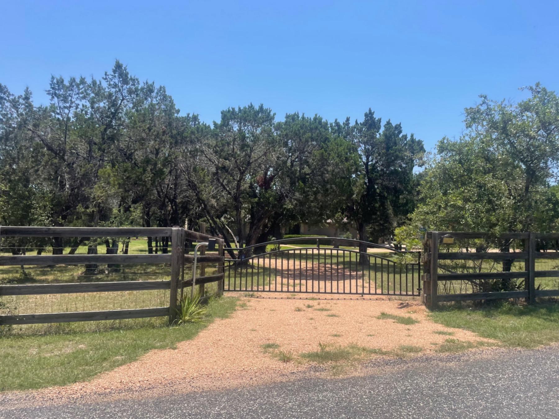 leander home in round mountain estates